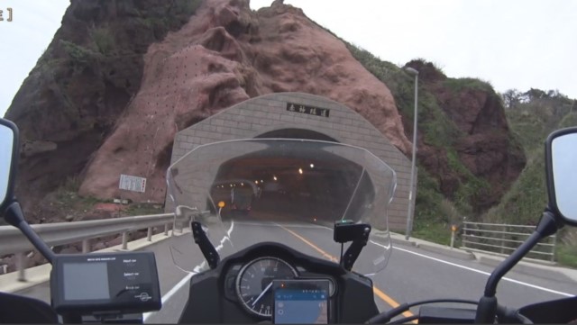 赤い岩のトンネルの画像