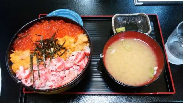 三色丼