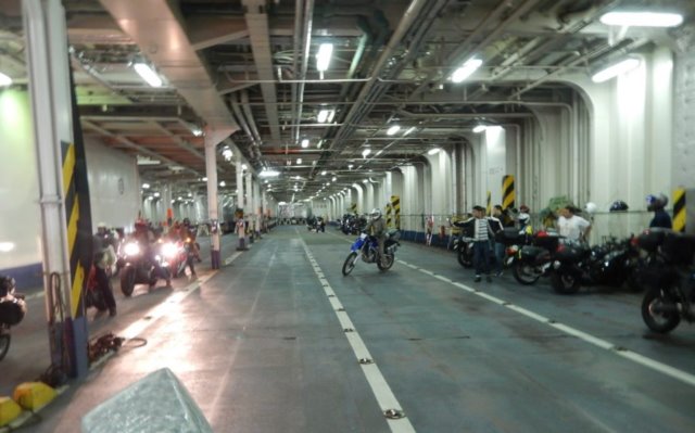 フェリー内部バイク置き場