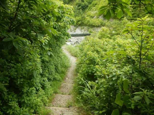川原毛大湯滝への道