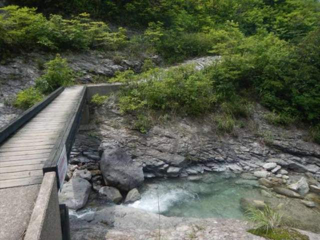 川原毛大湯滝への道