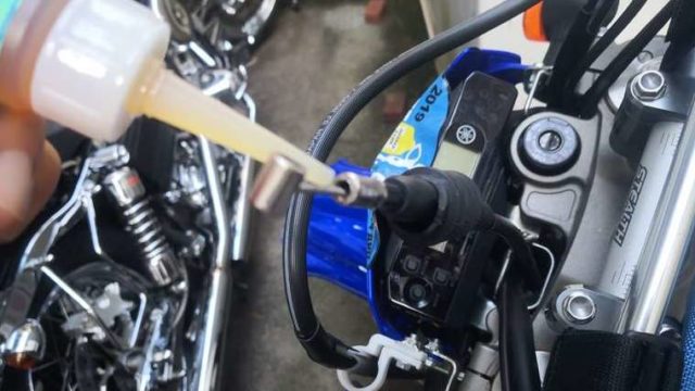 クラッチワイヤーに注油