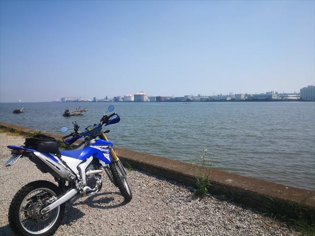 川のそばで休憩-画像