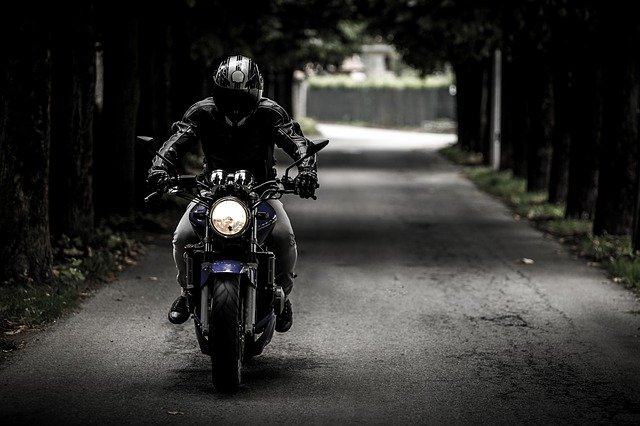 バイクに乗る人