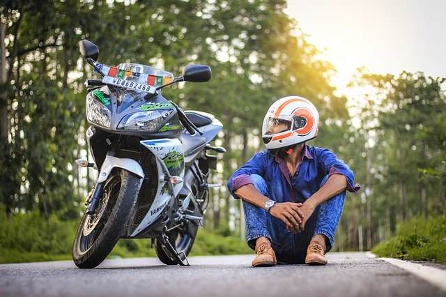 バイクと男性の画像