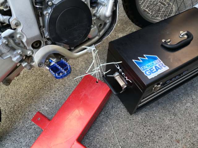リアブレーキに荷重