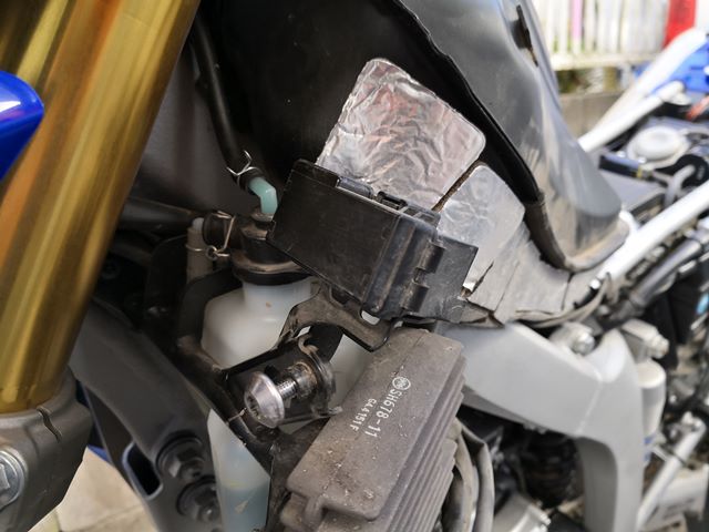 WR250Rのヒューズボックス