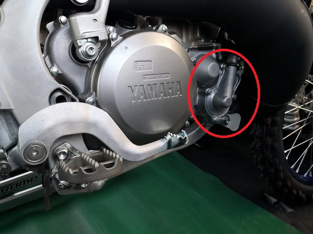 YZ250Xのウォーターポンプ位置